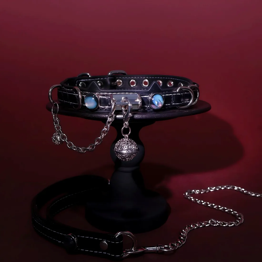 Collars, cuffs and accessories